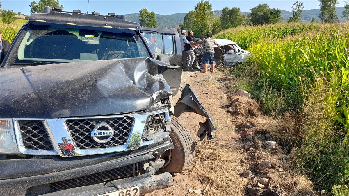 Tokat'ta otomobil ile kamyonetin çarpıştığı kazada 1 kişi öldü, 2 kişi yaralandı