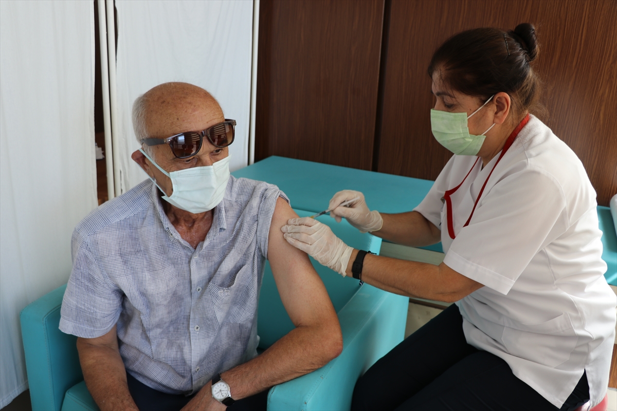 Trakya'da vatandaşlar hatırlatma dozu aşılarını oluyor