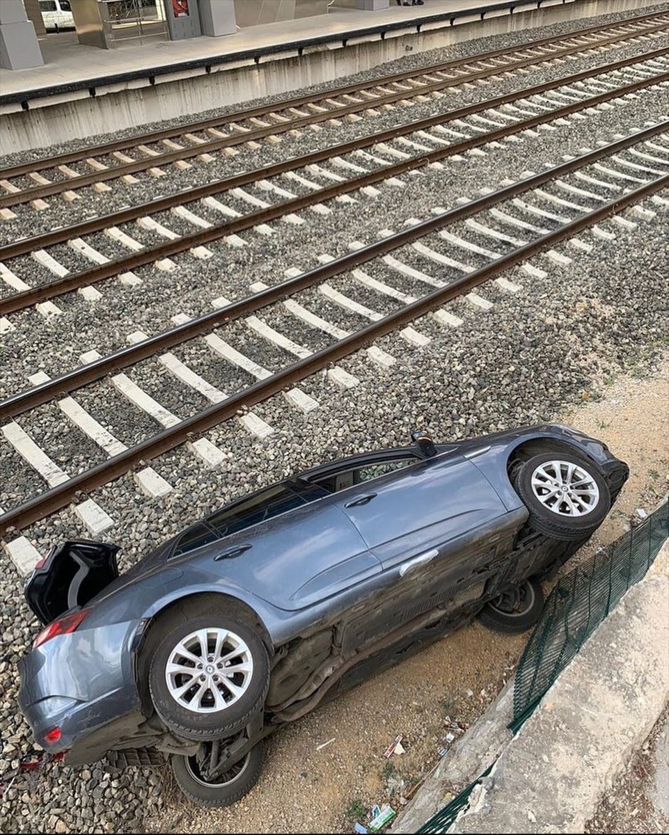 Tren rayına düşen otomobilin sürücüsü yaralandı