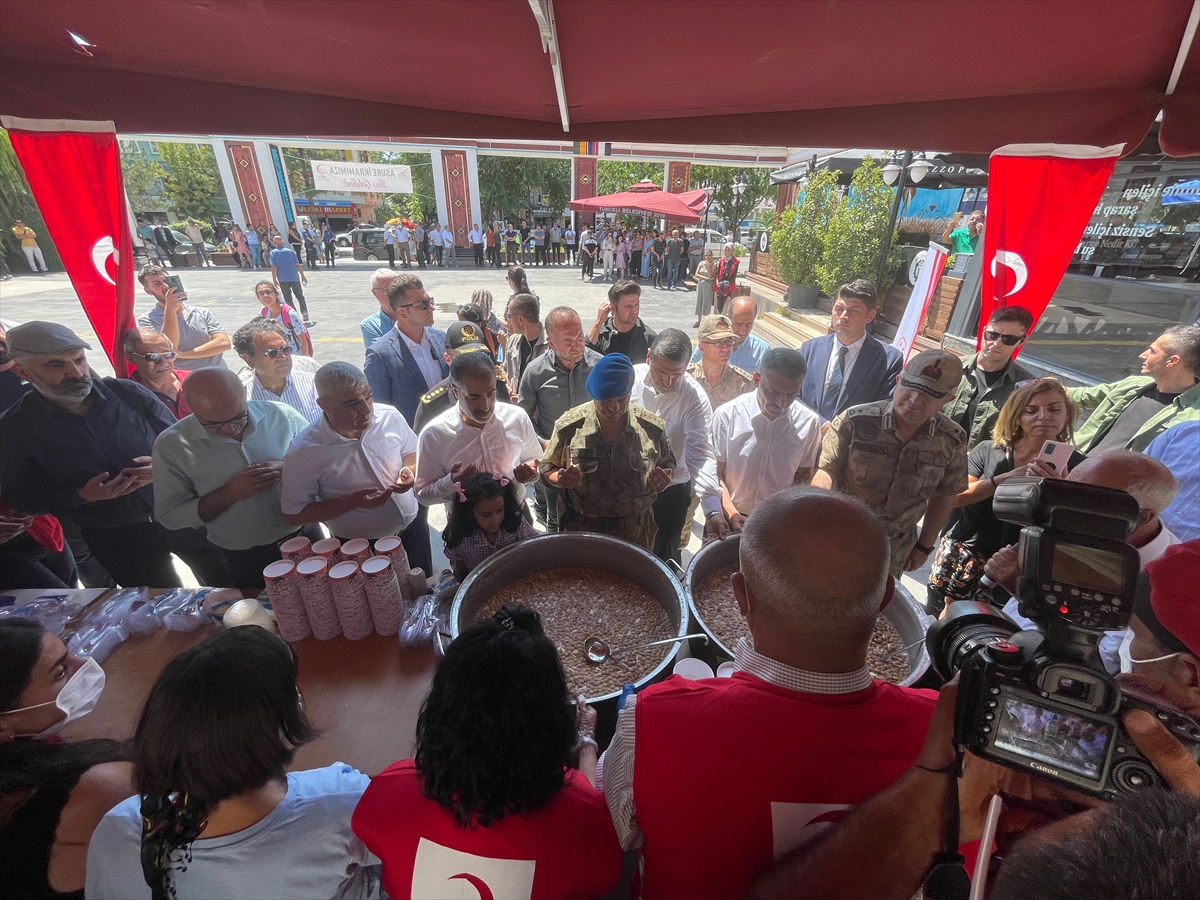 Tunceli ve Erzincan'da vatandaşlara aşure dağıtıldı