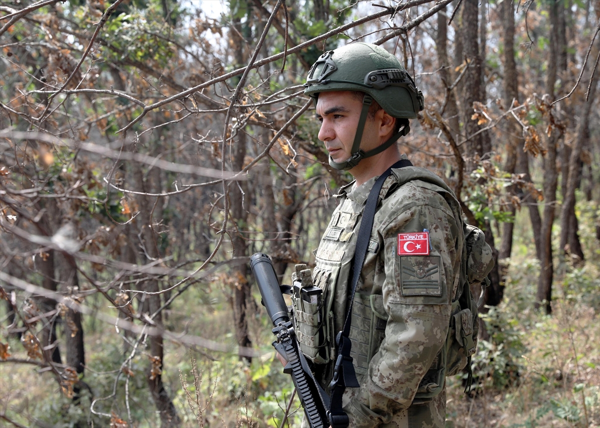 Türk askeri Kosova'nın doğusunda devriye gezdi