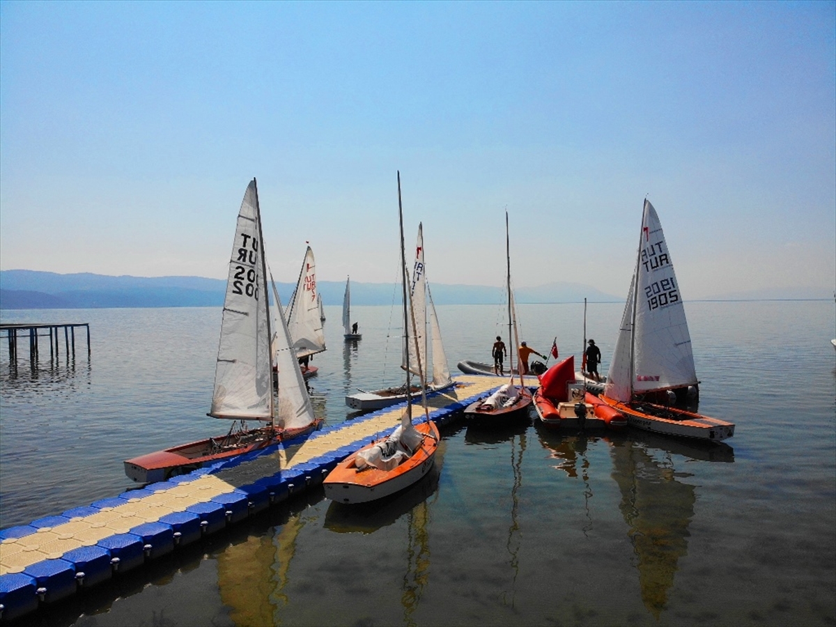 Türkiye Pirat Şampiyonası İznik Gölü'nde başladı