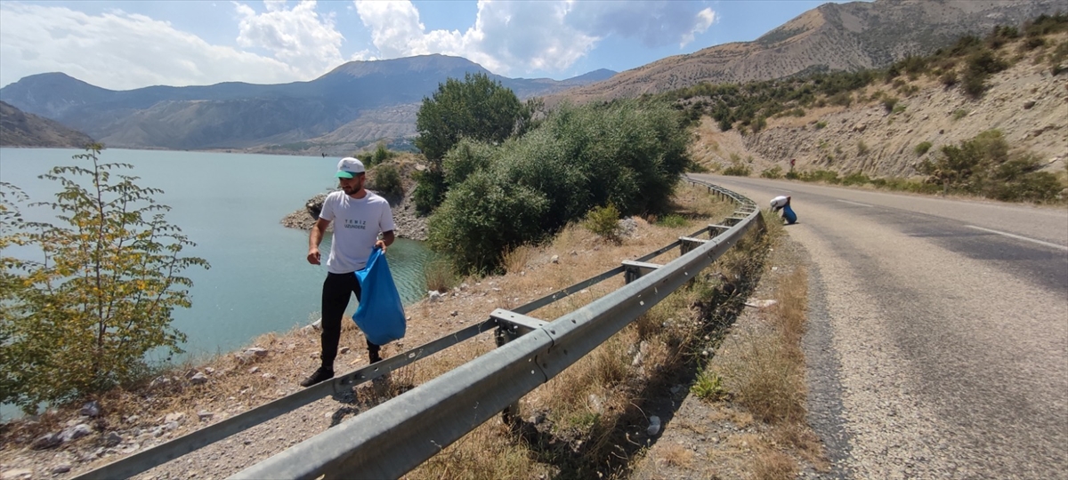 Türkiye'nin “sakin kenti” Uzundere'de, Belediye Başkanı Aktoprak ekibiyle çöp topladı