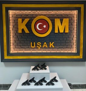 UŞAK (AA) – Uşak'ta, otomobilde 10 tabanca ele geçirildi, gözaltına