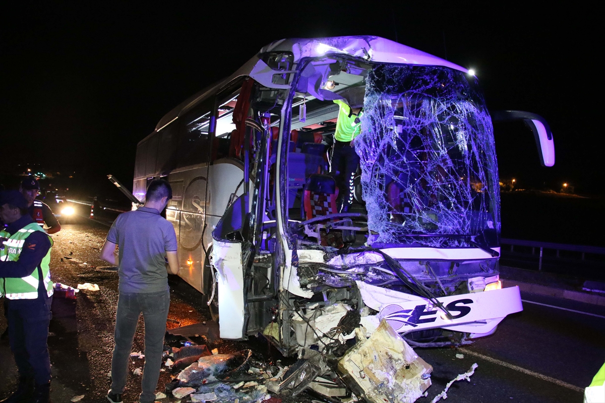 Uşak'ta yolcu otobüsü tıra arkadan çarptı, 1 kişi öldü, 43 kişi yaralandı