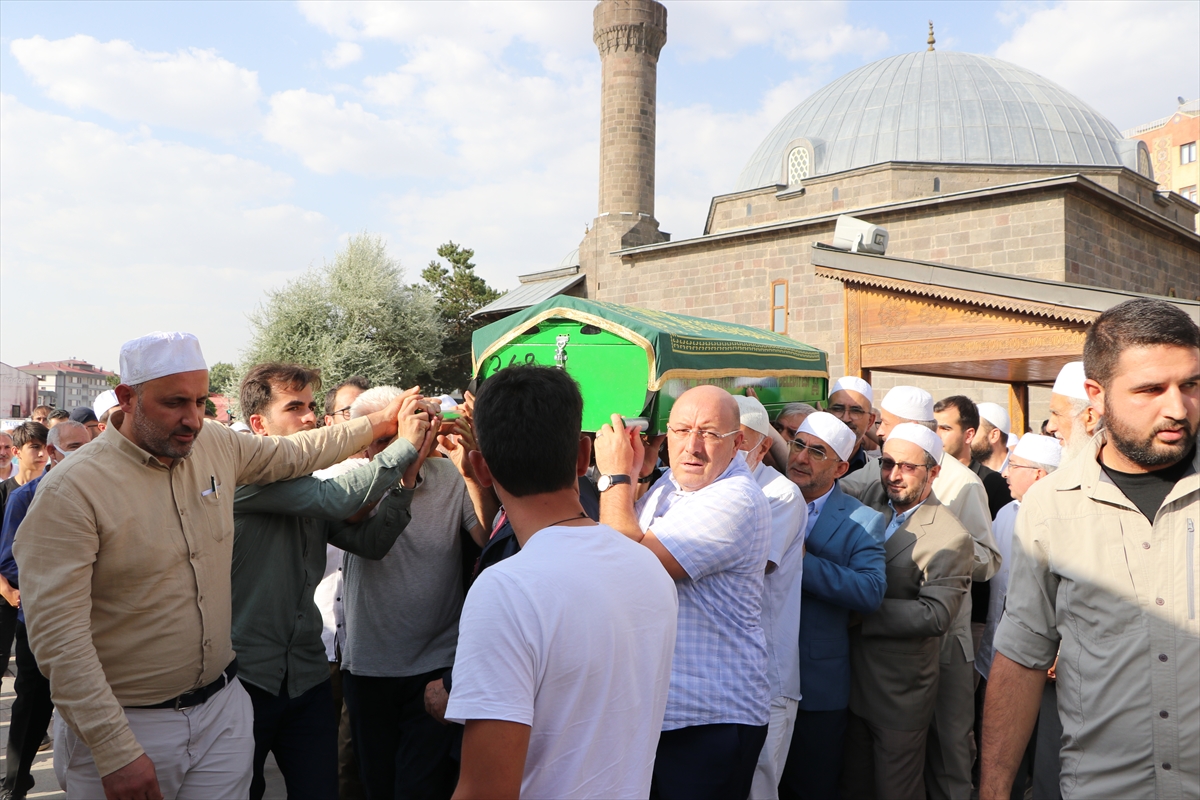 Vefat eden eski milli boksör Cazim Vuraler'in cenazesi Erzurum'da toprağa verildi