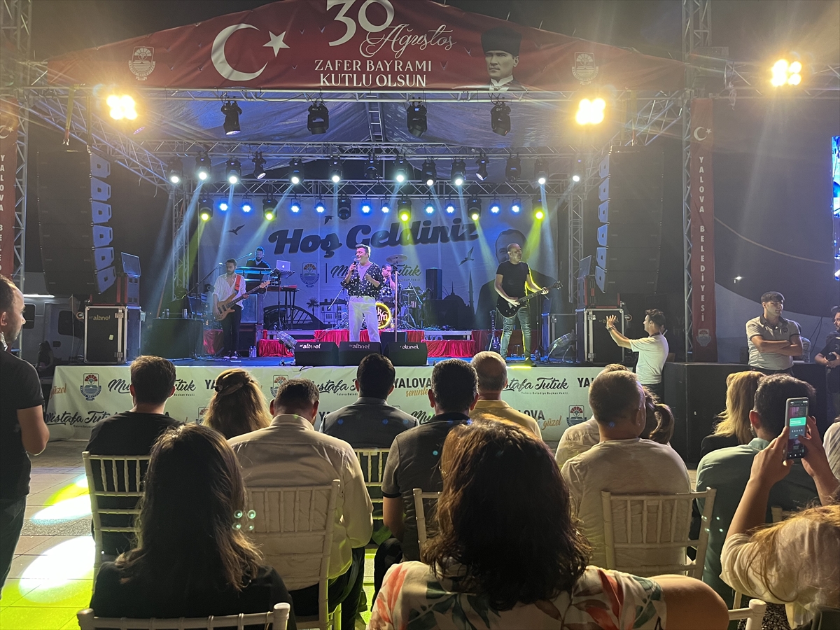Yalova'da Rock grubu Zakkum konser verdi