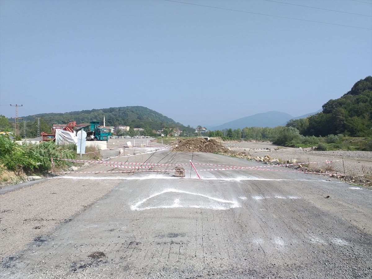 Zonguldak'ta bir kişi arsasından araç geçişini engellemek için yolu trafiğe kapattı