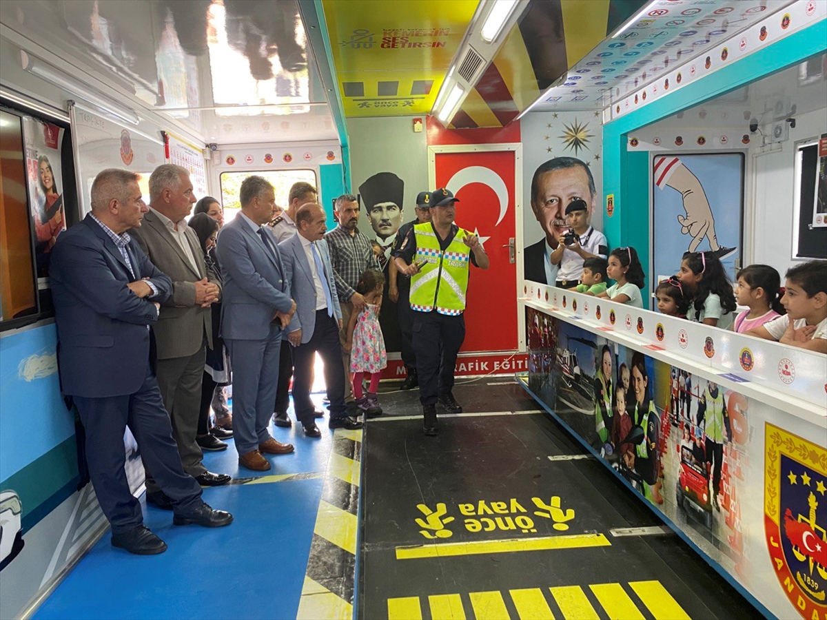 Zonguldak'ta emniyet kemerinin önemi simülasyon aracıyla anlatıldı