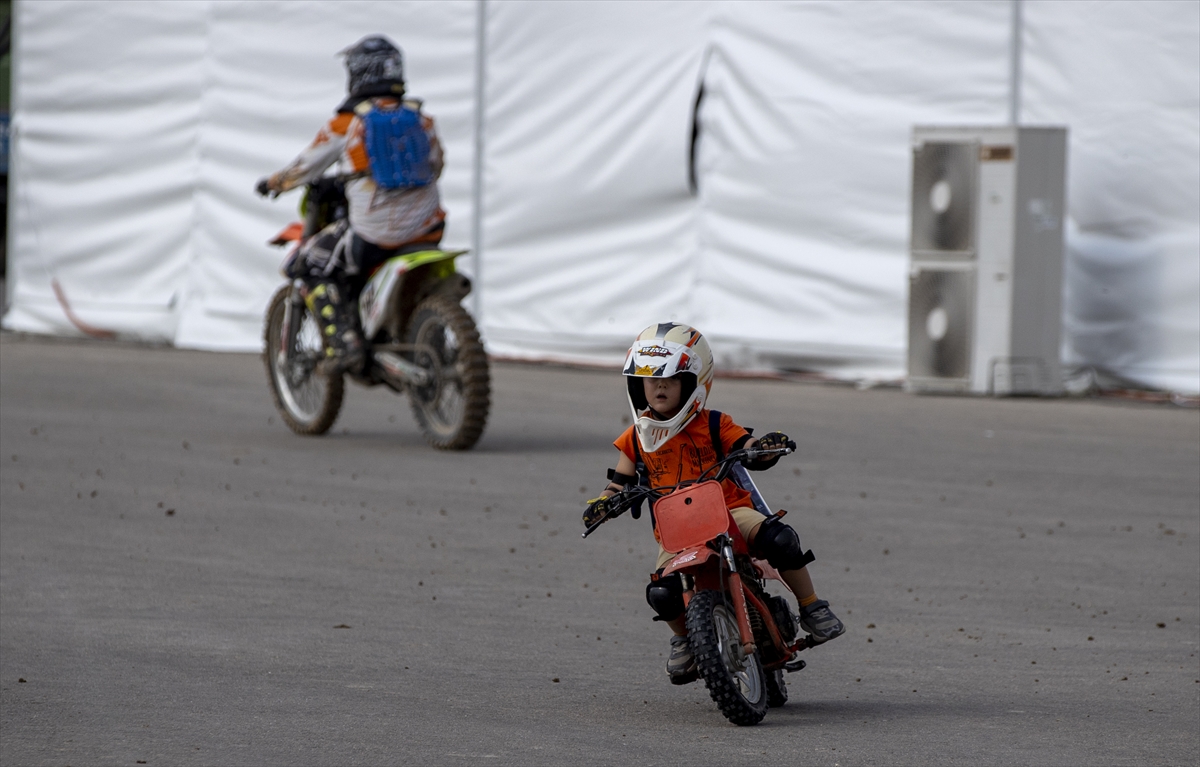 4,5 yaşındaki Daniel Pehlivan Dünya Motokros Şampiyonası'nın maskotu oldu