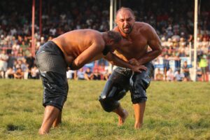 - Başpehlivan Ali Gürbüz'ün altın kemerini, Bakan Mehmet Muharrem Kasapoğlu