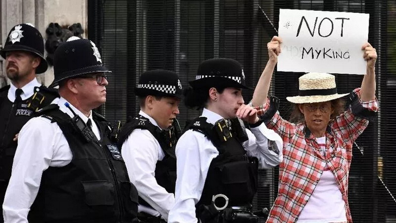 Demokrasinin beşiği İngiltere’de monarşi karşıtları gözaltına alındı