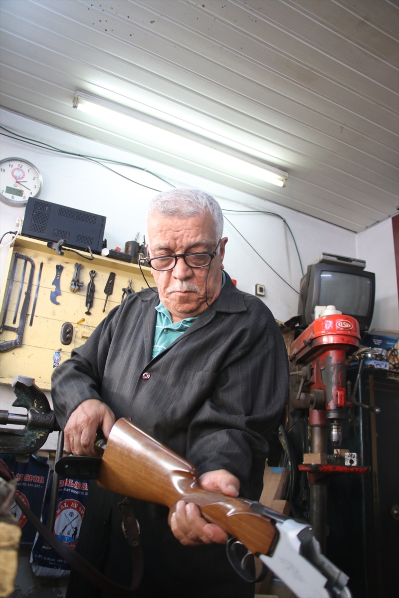 Adanalı usta 62 yıldır bozulan silahları tamir ediyor