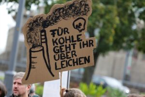 BERLİN (AA) – Almanya'da çevre ve iklim aktivistleri hükûmetin iklim