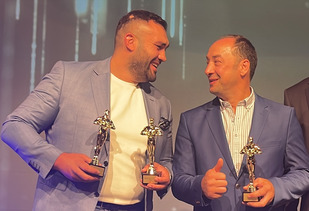 Almanya’da milli boksör Ali Eren Demirezen’e “yılın en iyi boksörü” ödülü