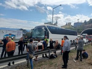 KOCAELİ (AA) – Anadolu Otoyolu'nun Kocaeli Hereke kesiminde 2 yolcu