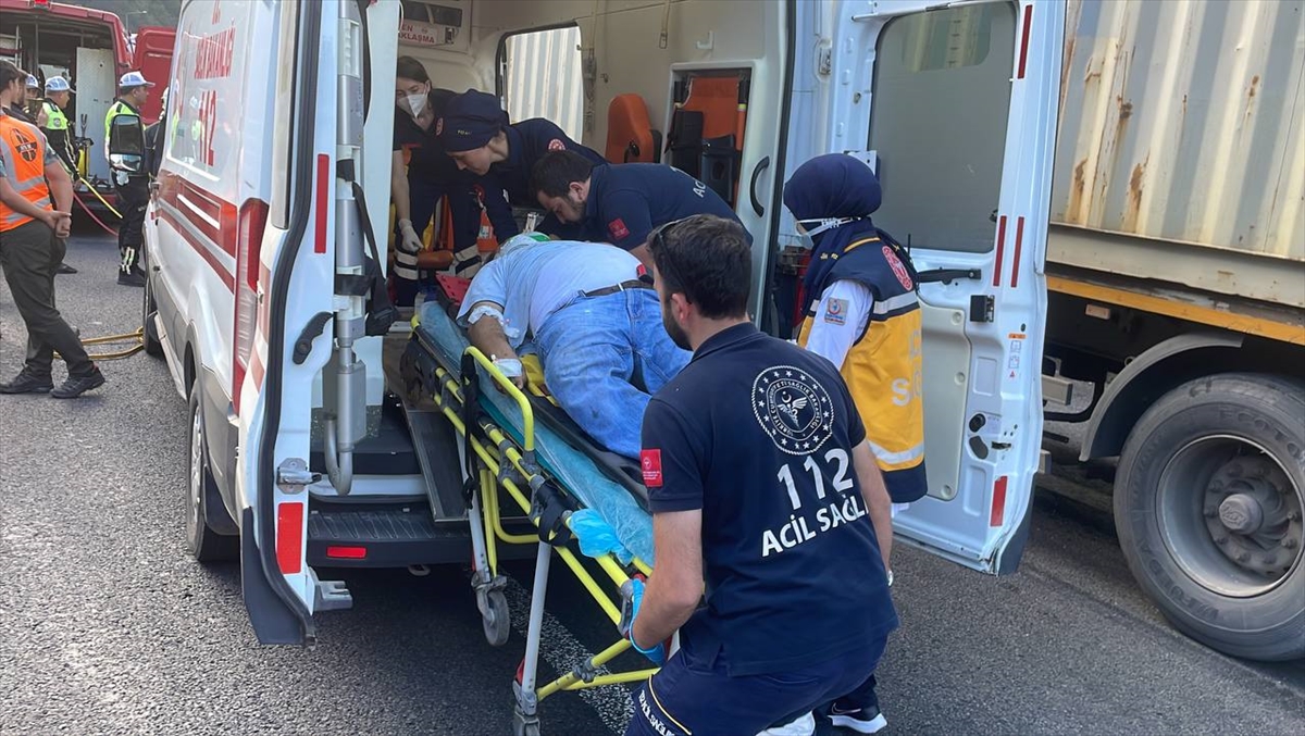 Anadolu Otoyolu'nda trafik kazası nedeniyle tırda sıkışan sürücü kurtarıldı