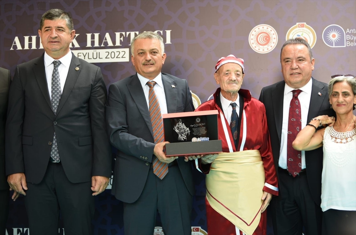 Antalya'da 77 yıllık terzi “yılın ahisi” seçildi