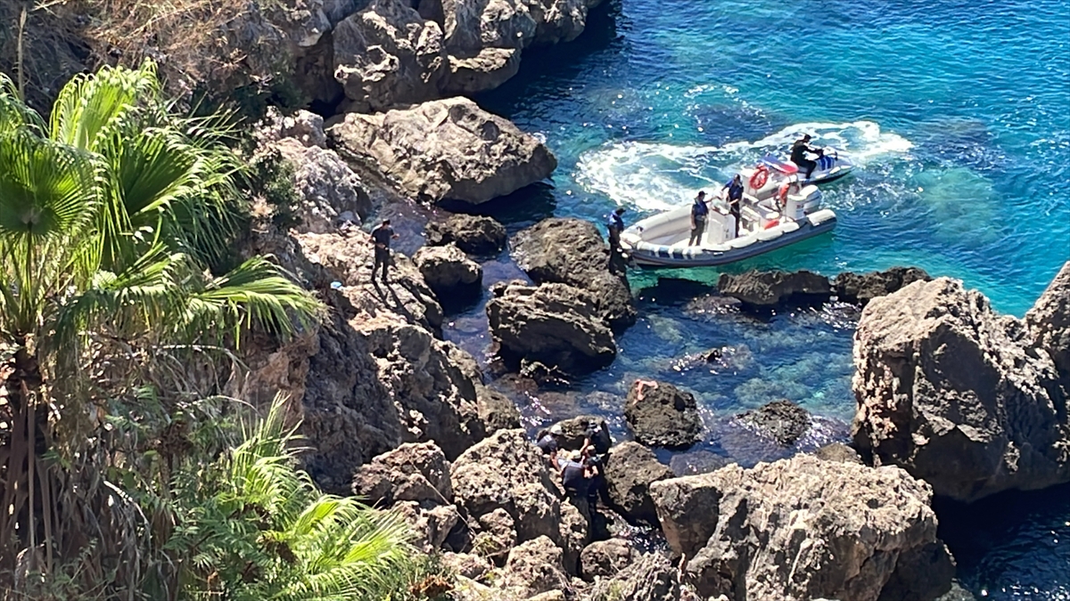 Antalya'da falezlerden düşen kişi, itfaiye ve deniz polisince kurtarıldı