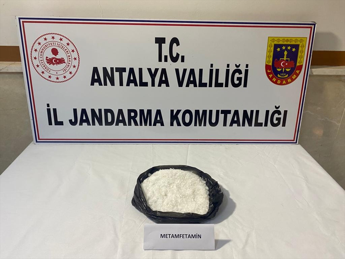 Antalya'da uyuşturucu ve kaçakçılık operasyonunda 5 kişi yakalandı