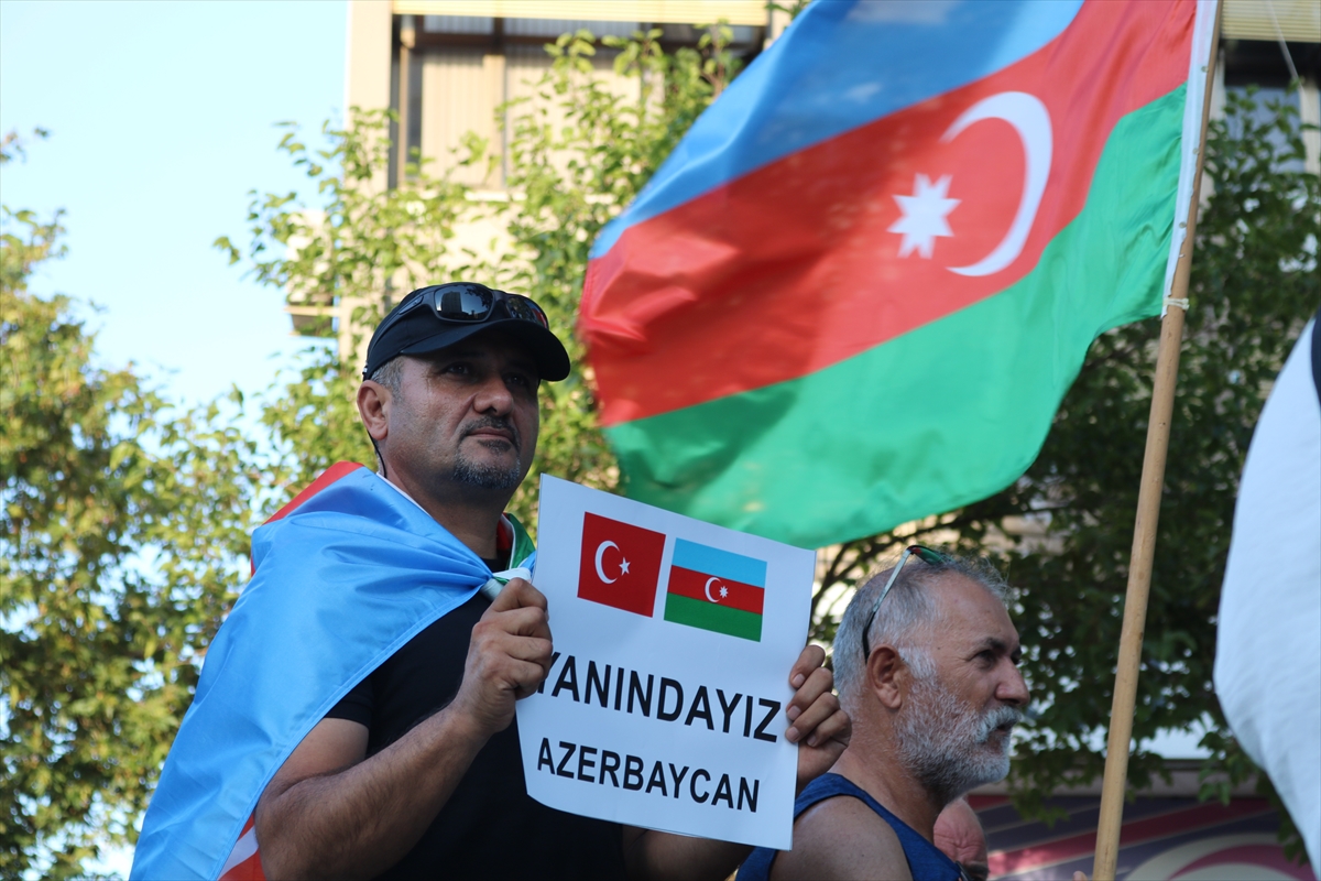 Antalya'da yaşayan Azerbaycanlılar Ermenistan'a tepki gösterdi