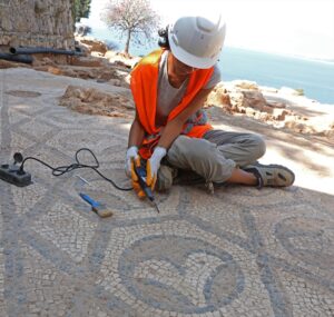 - Çalışmalarda falezlerden denize inen merdiven basamakları buluntusuna rastlandı