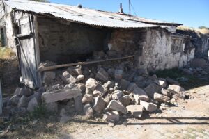 - Türk Kızılayı görevlilerince köylerdeki depremzedelere mobil ikram aracından yiyecek