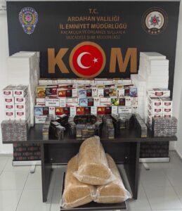 ARDAHAN (AA) – Ardahan'da 599 paket gümrük kaçağı sigara ile