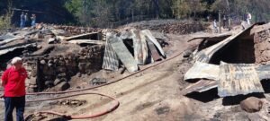 ARTVİN (AA) – Artvin'in Şavşat ilçesinde çıkan yangında 3 ev,