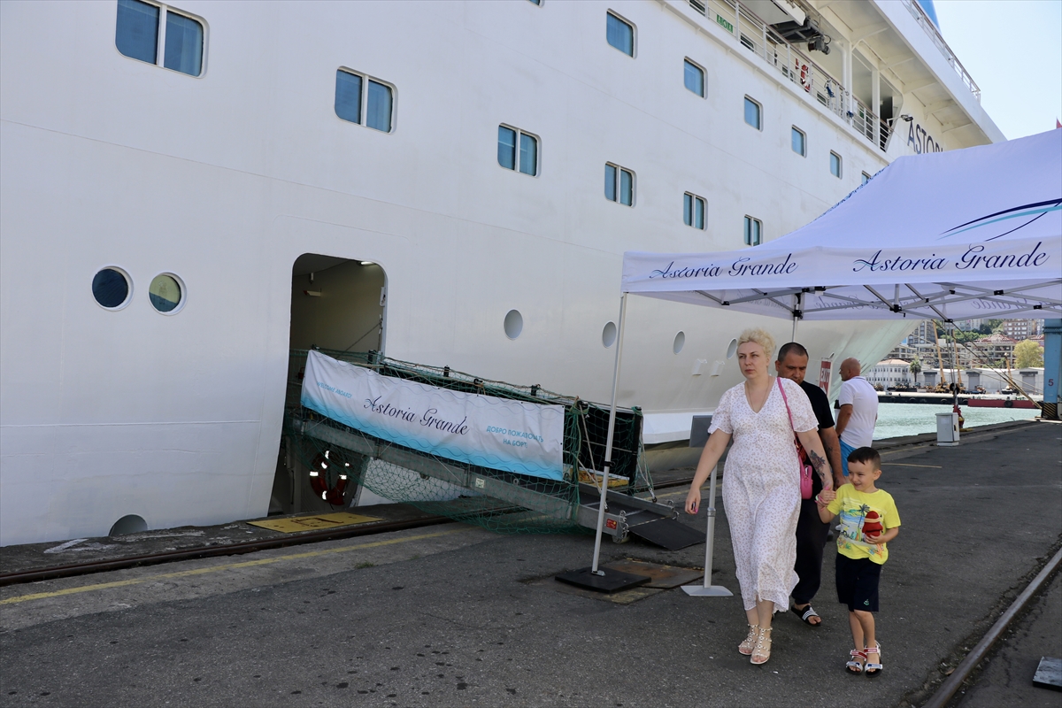 “Astoria Grande” kruvaziyeri 800 yolcusuyla ikinci kez Trabzon'a geldi