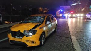 İSTANBUL (AA) – Ataşehir'de, yolun karşısına geçmek isteyen yaya, taksinin