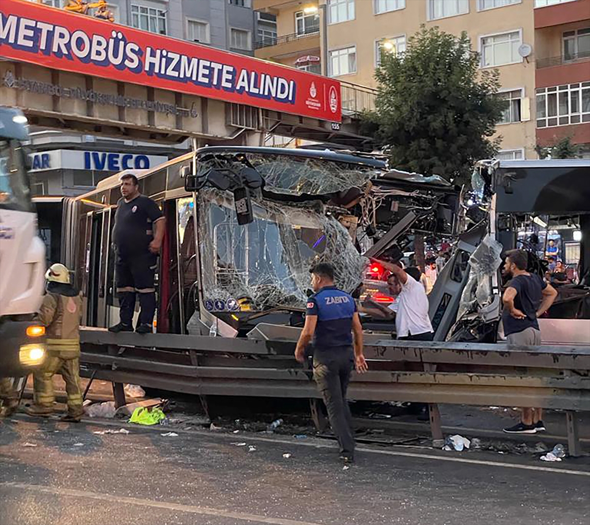 GÜNCELLEME 2 – Avcılar'da metrobüsler çarpıştı