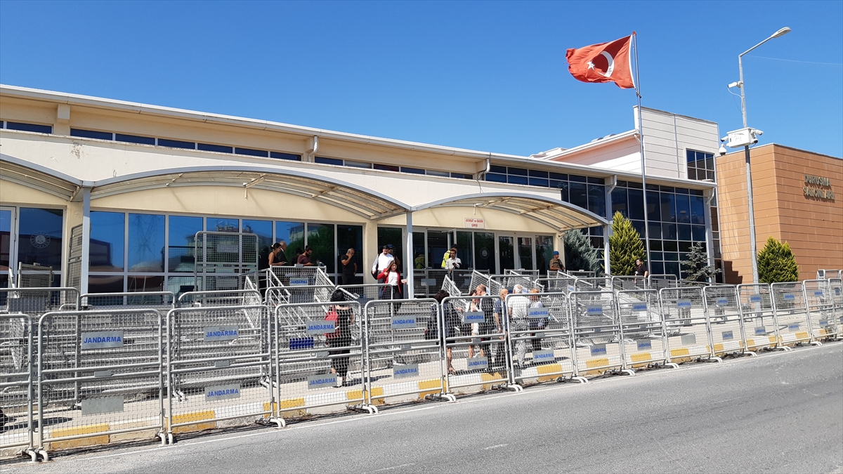 - Duruşma, sanıkların esas hakkındaki mütalaaya karşı savunmalarını yapmaları için