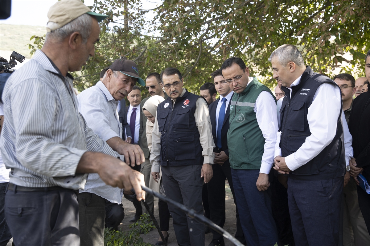Bakan Dönmez, çiftçiye temiz kaynaktan elektrik sağlayacak MOBİTEM'i inceledi: