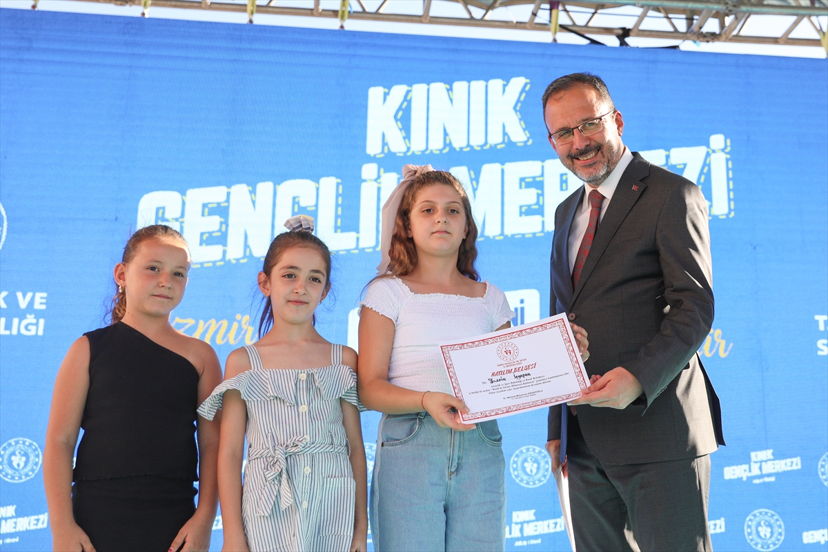 Bakan Kasapoğlu, İzmir'de gençlik merkezinin açılışında konuştu: