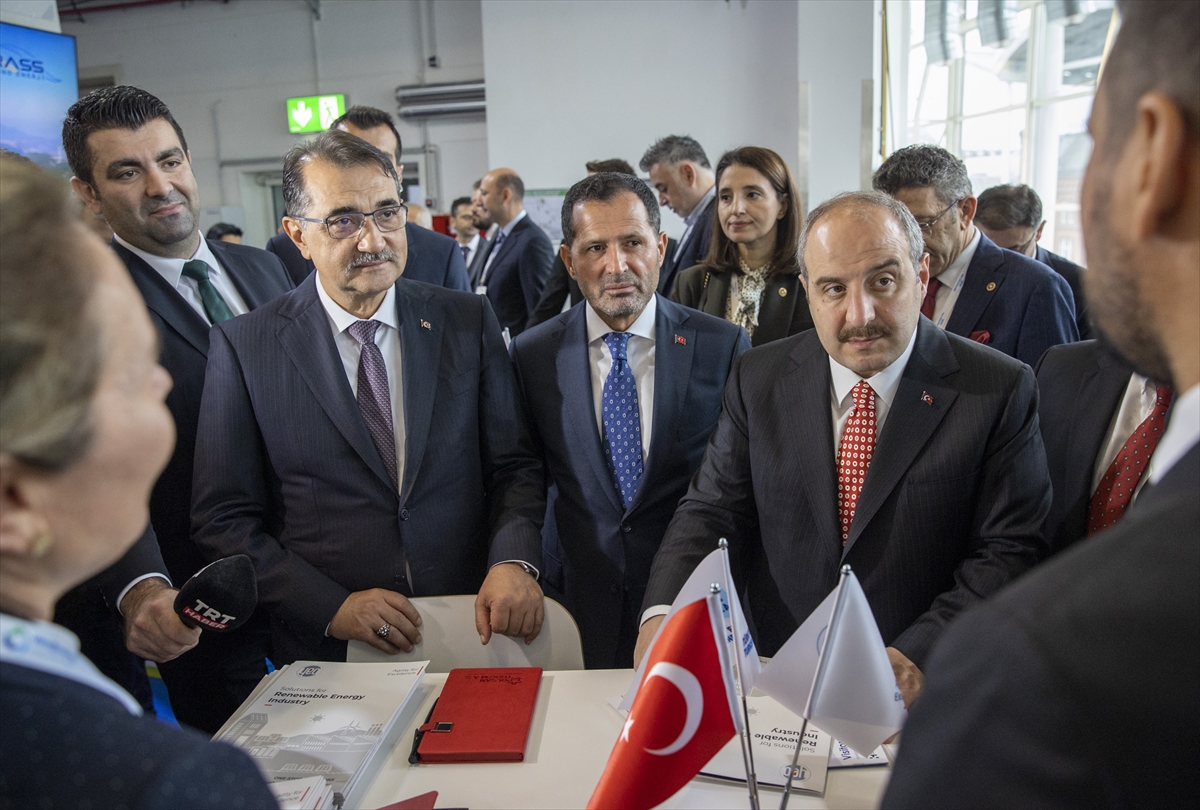 Bakanlar Dönmez ve Varank, WindEnergy etkinliğinde Türkiye pavilyonunun açılışını yaptı