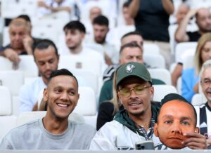 - Siyah-beyazlı takımda sakatlığı bulunan Dele Alli'nin yokluğunda Berkay Vardar