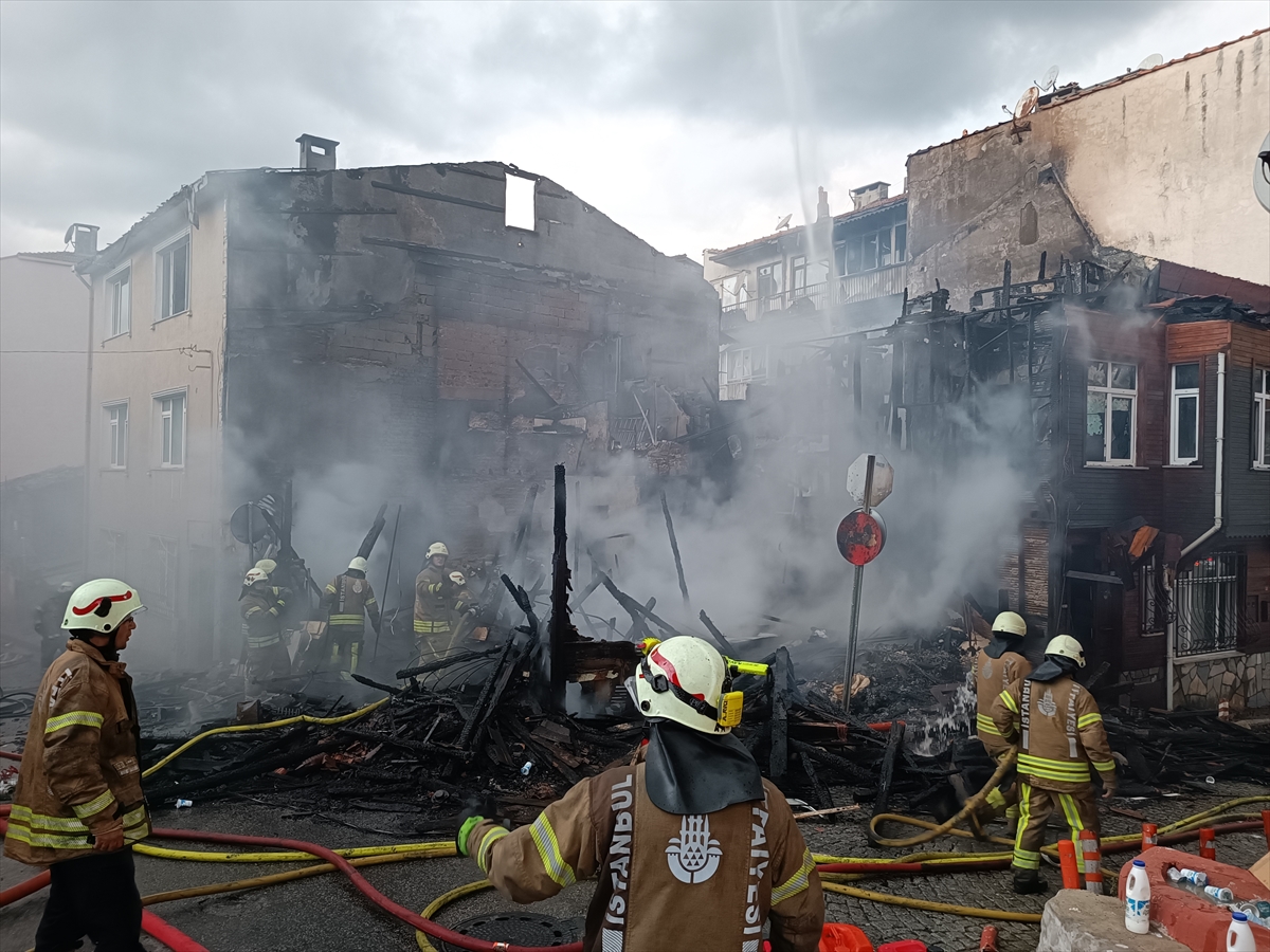 GÜNCELLEME – Beykoz'da 2 katlı ahşap evde çıkan yangın söndürüldü