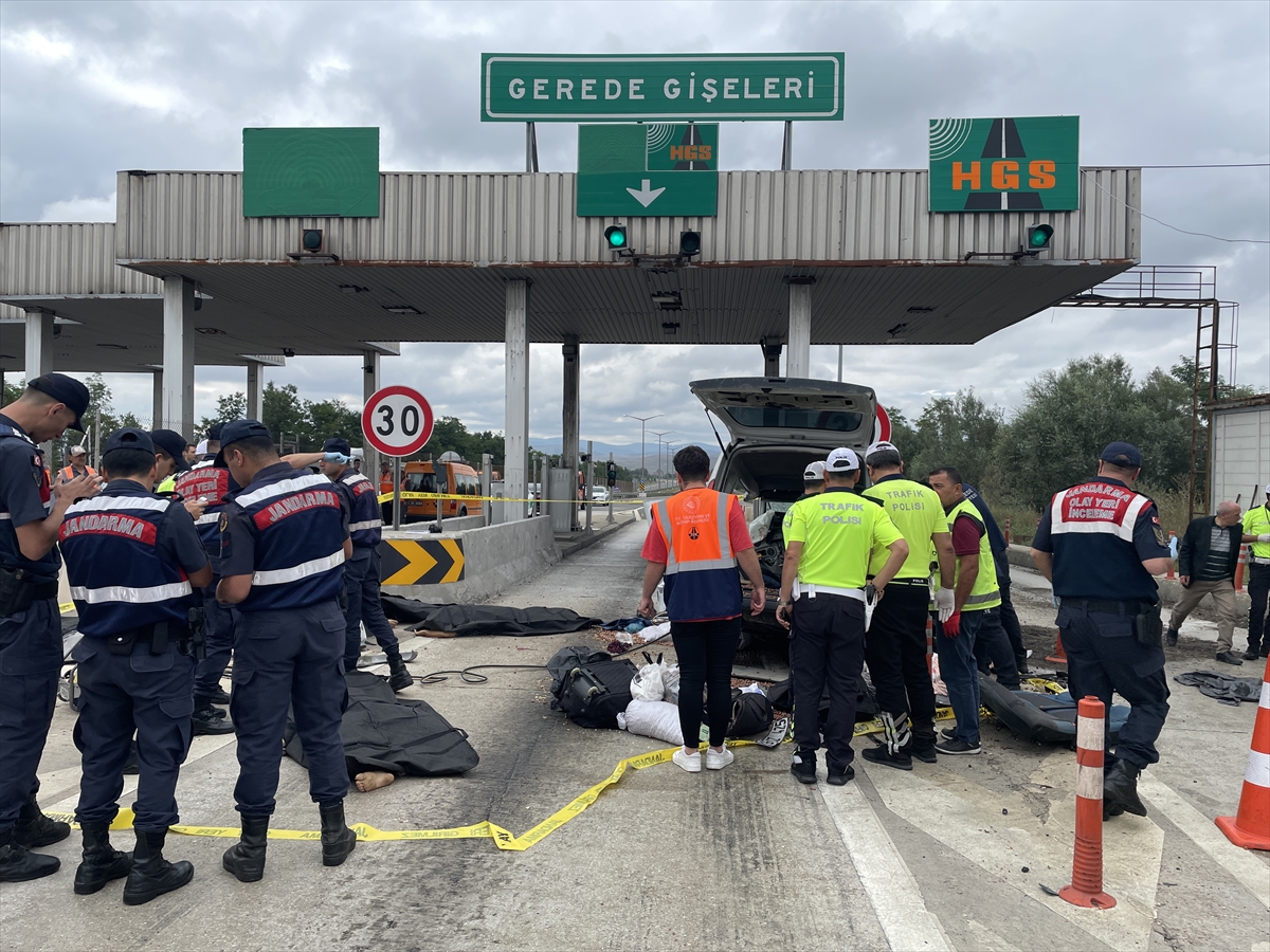 Bolu'da gişelere çarpan hafif ticari araçtaki 3 kişi öldü, 1 kişi yaralandı