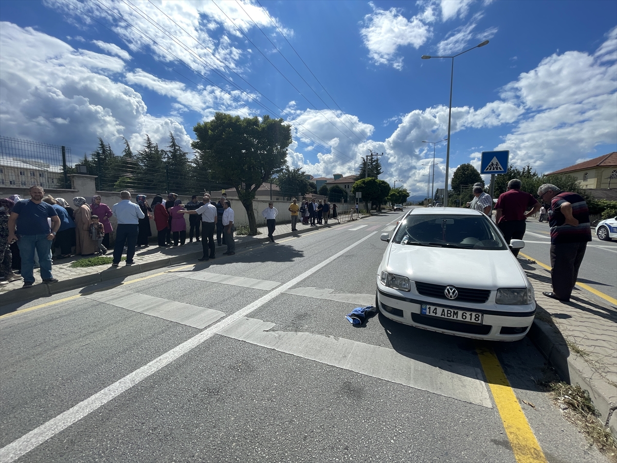 Bolu'da otomobilin yaya geçidinde çarptığı anne ve 3 yaşındaki kızı yaralandı