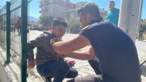 - Korktuğu için ağlayan küçük çocuğu, itfaiye personeli sarılarak sakinleştirdi