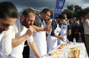 BURSA (AA) – Bursa'da Gastronomi Festivali kapsamında "En uzun börek