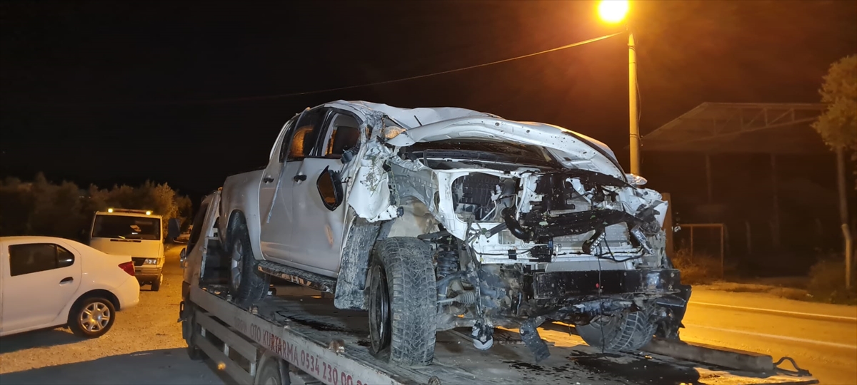 Bursa'da refüje çarpan otomobilin sürücüsü yaşamını yitirdi
