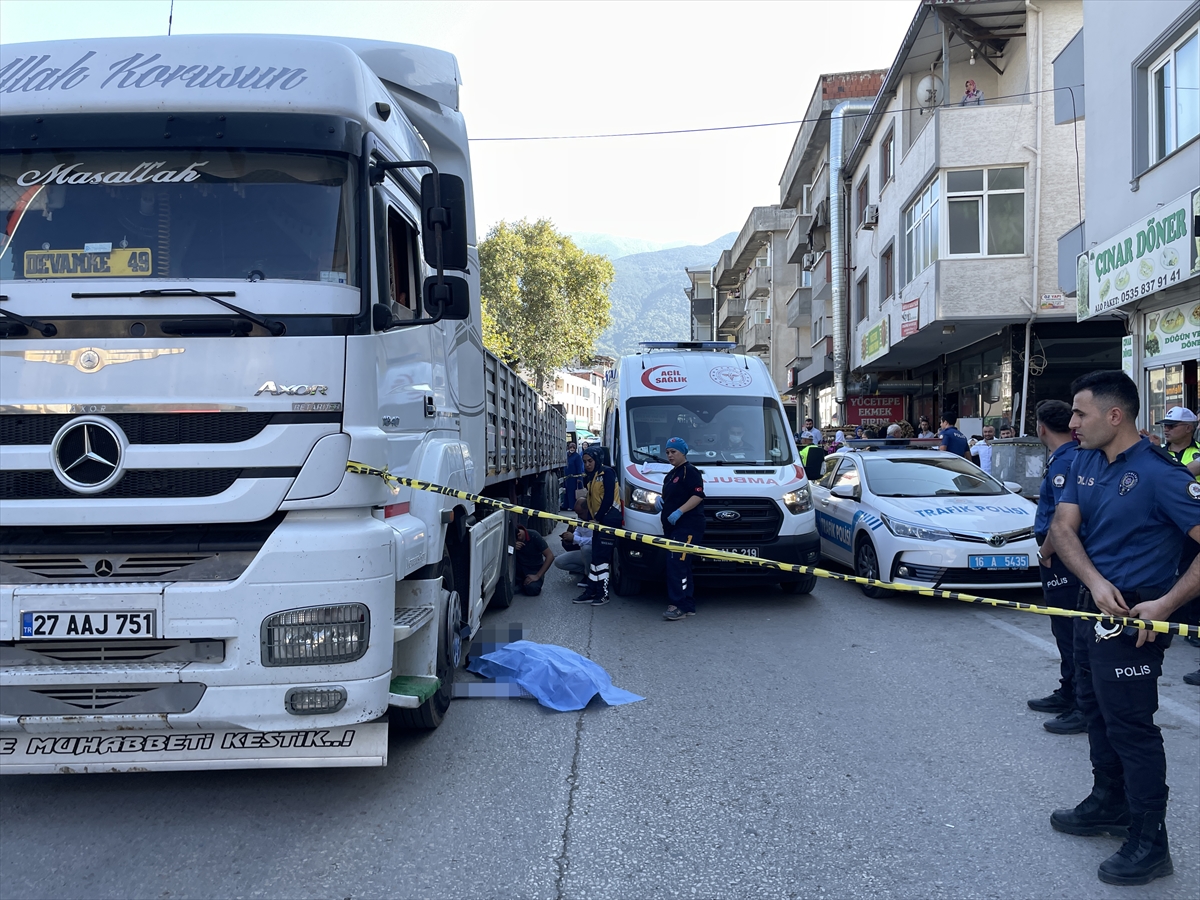 Bursa'da tırın çarptığı seyyar satıcı hayatını kaybetti
