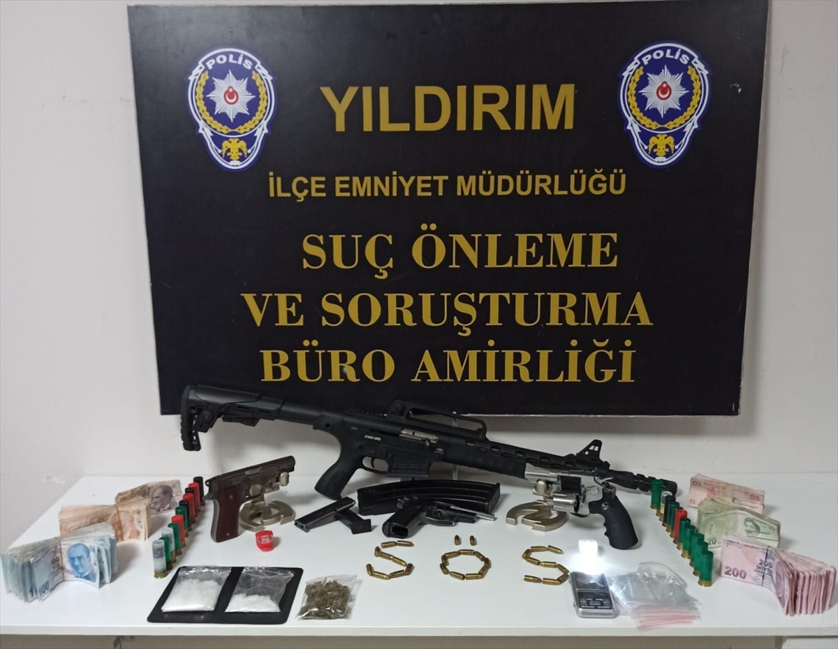 Bursa'da uyuşturucu ticareti yaptıkları iddia edilen 2 kişi yakalandı
