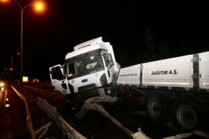 İSTANBUL (AA) – Büyükçekmece'de tırın bariyerlere çarpması sonucu meydana gelen