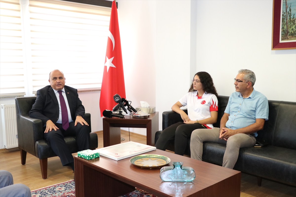 Büyükelçi Başçeri, Türkiye Badminton Milli Takımı'nın KKTC'li sporcusu Deniz'i kabul etti
