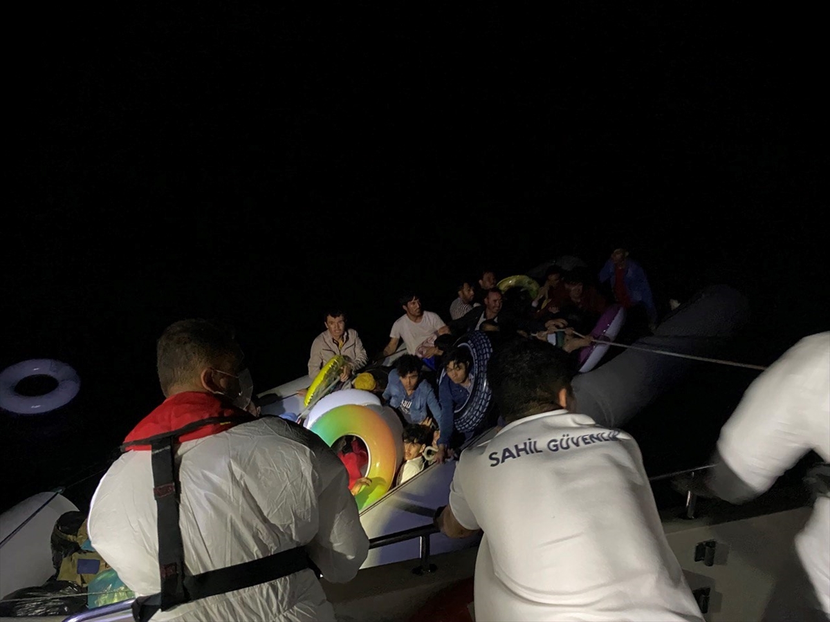 Çanakkale açıklarında geri itilen 58 düzensiz göçmen kurtarıldı