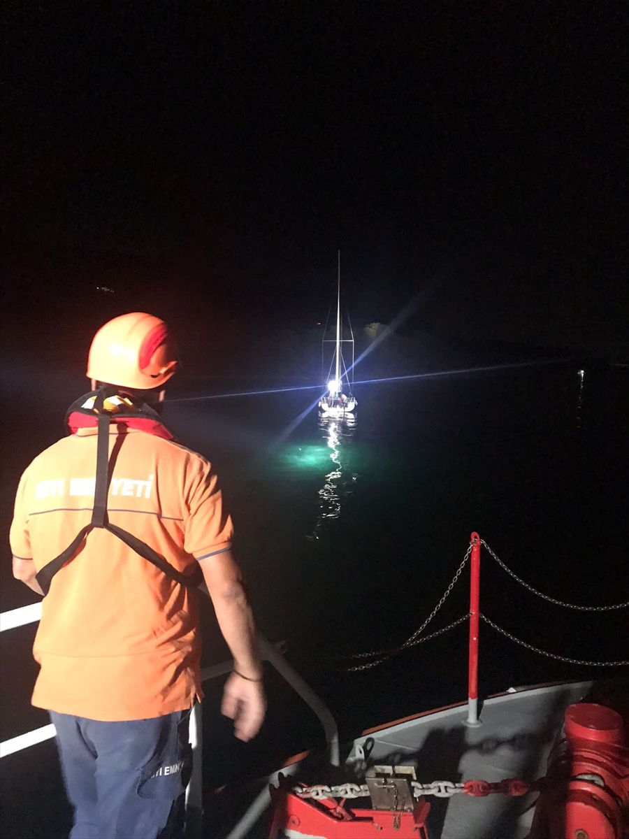 Çanakkale Boğazı'nda karaya oturan tekne, KEGM ekiplerince kurtarıldı