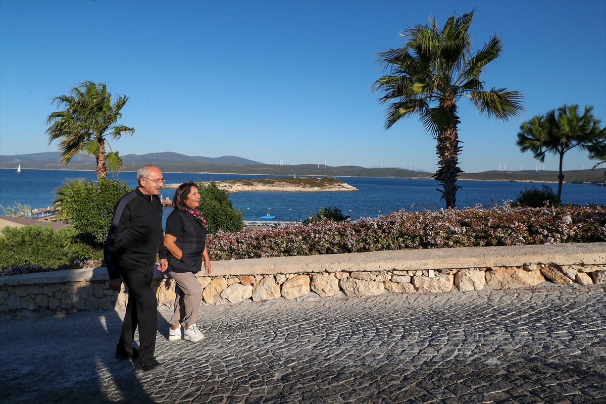 CHP Genel Başkanı Kılıçdaroğlu, eşi ile sabah yürüyüşü yaptı